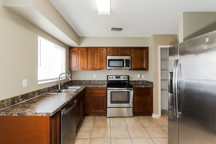 Building Photo - 3114 Summer House Dr