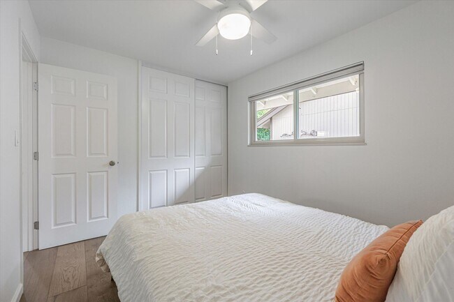 Building Photo - Freshly Renovated, End Unit Town-House Ava...