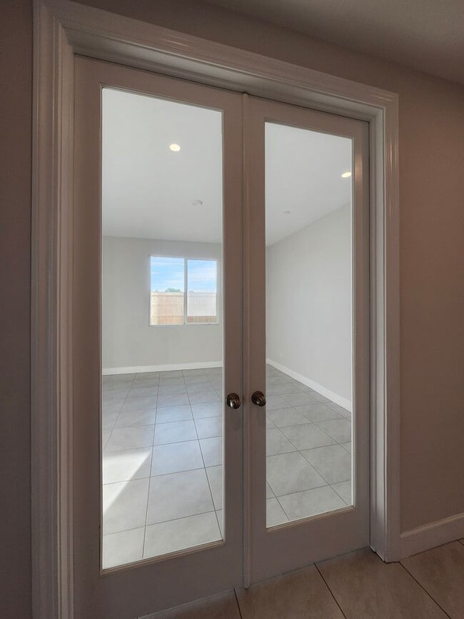 Building Photo - Beautiful Plumas Lake home on a large lot with SOLAR