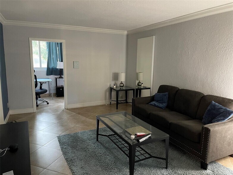 Building Photo - 6075 N Sabal Palm Blvd