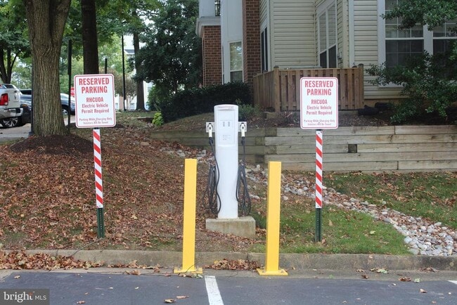 Building Photo - 4142 Fountainside Ln