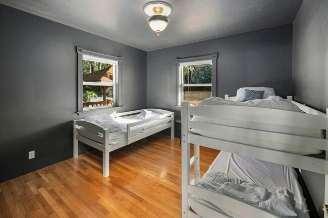 Building Photo - 20 E Dalby Rd