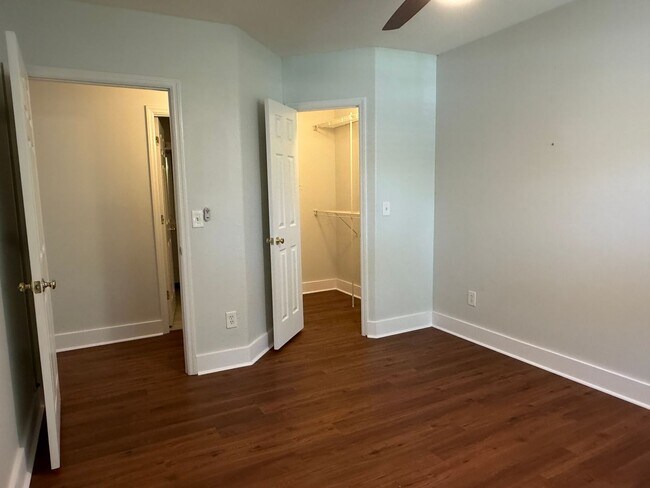 Building Photo - Updated Apartment in Plantation Point