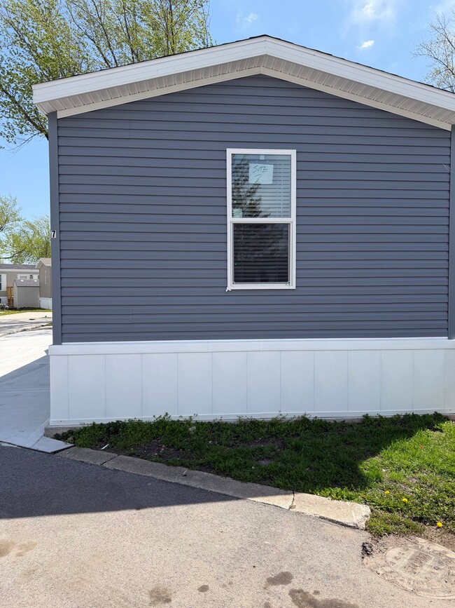 Building Photo - 14001 S Western Ave