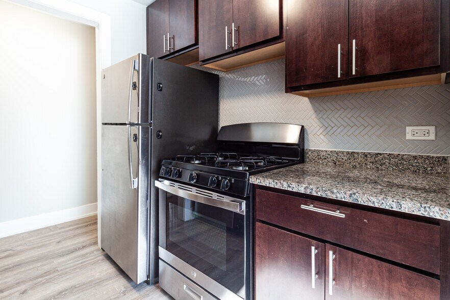 Building Photo - 525 W Surf St