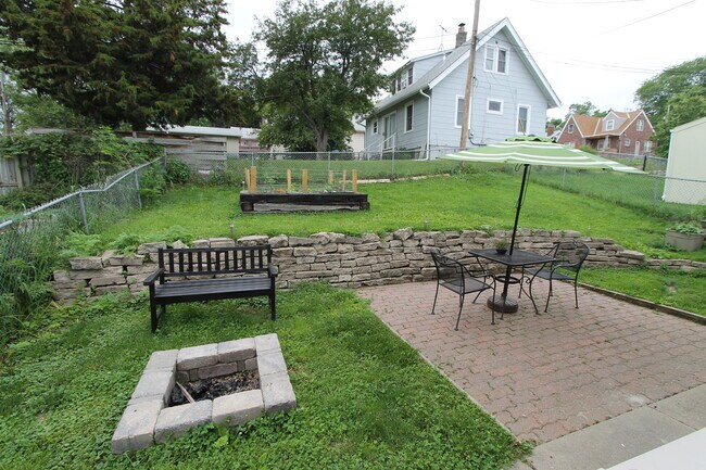 Building Photo - Beautiful 2-bedroom Charmer in Aksarben