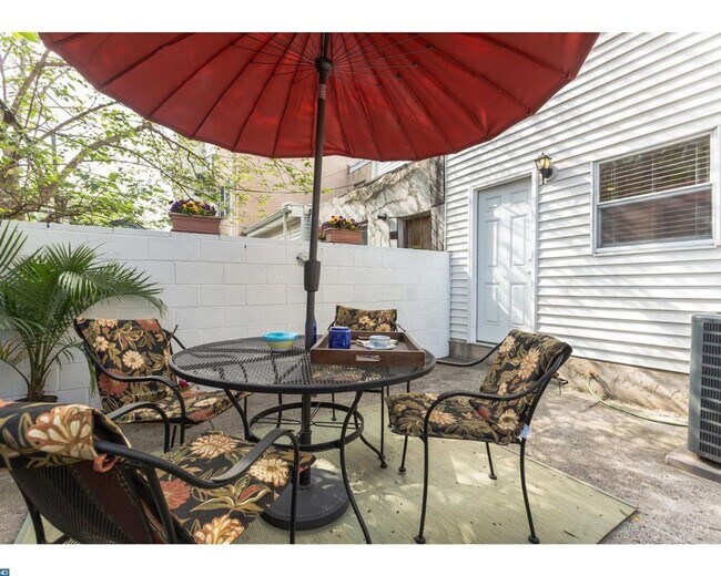 Building Photo - Point Breeze Townhome