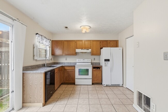 Building Photo - 72 Chelmsford Ct