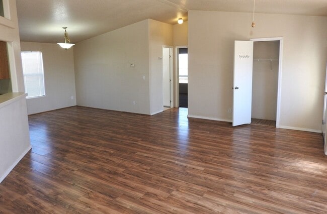 Building Photo - Your Country Living Retreat Awaits