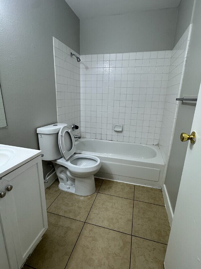 Building Photo - 3 Bed / 2 Bath Apartment Available in East Las Vegas