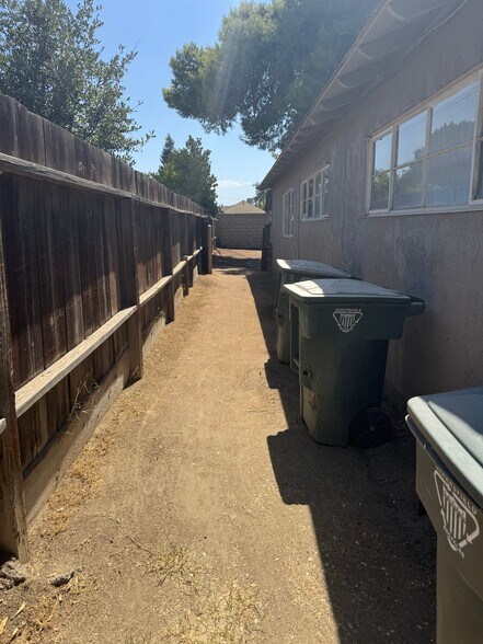 Building Photo - 2811 Dracena St