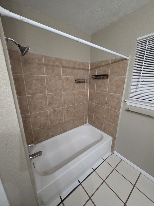 Building Photo - 3 bed 2 bath townhome, 2 car garage