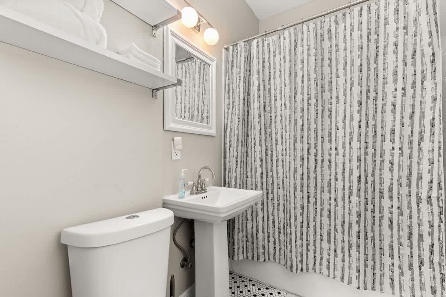 Building Photo - 203 W Magnolia Ave