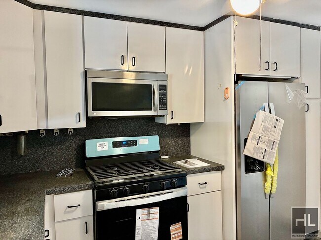 Building Photo - 2.5 bedroom, 1 bath with private porch, Dw, microwave & W/D utilities included