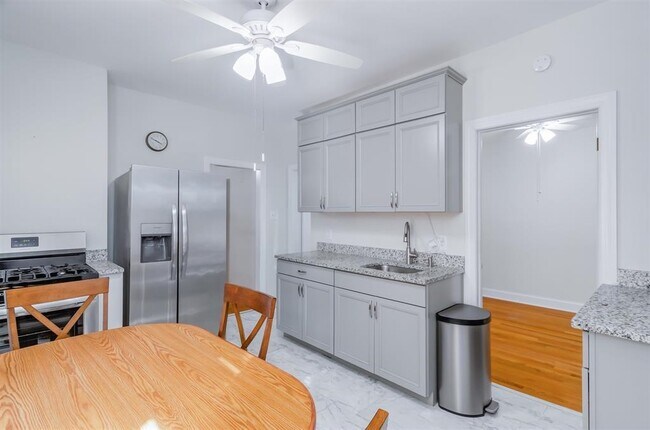 Building Photo - 120 W 50th St