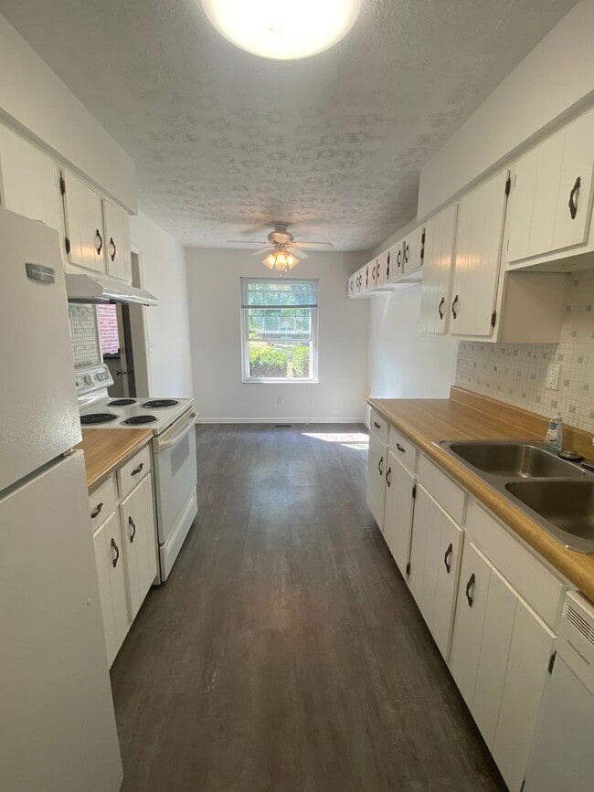 Building Photo - Spacious 2 Bedroom, 2 Bath Single-Story Home