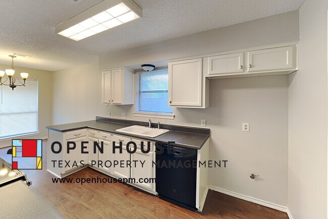 Building Photo - 2106 Turf Club Dr Arlington