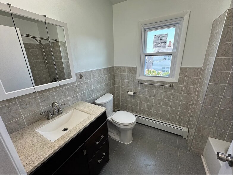 Building Photo - 164 Eagle St