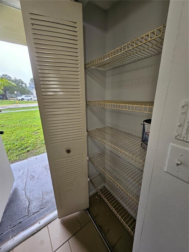 Building Photo - 7820 S Colony Cir