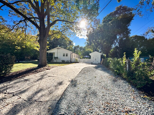 Building Photo - 5415 Larchmont Ave