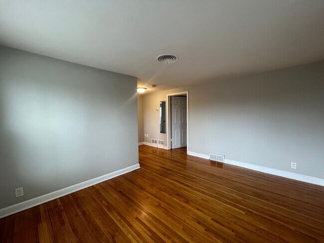 Building Photo - Updated Garden-Level 1BR with Patio & Parking