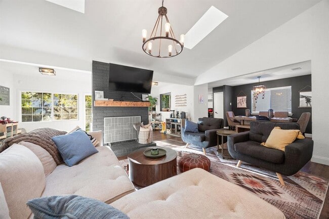 Building Photo - 705 Russet Valley Dr