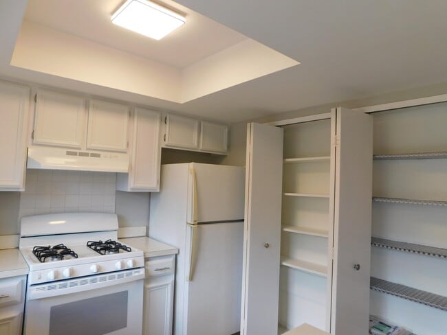 Building Photo - 3385 Burbank Dr