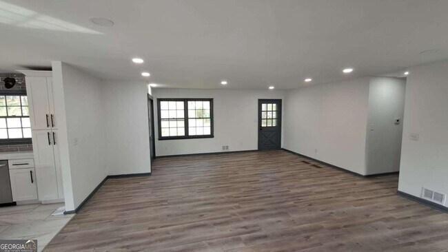 Building Photo - 490 Village Green Ct SW