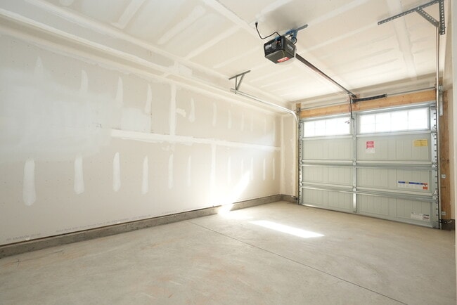 Building Photo - A large spacious home in Arbor St!