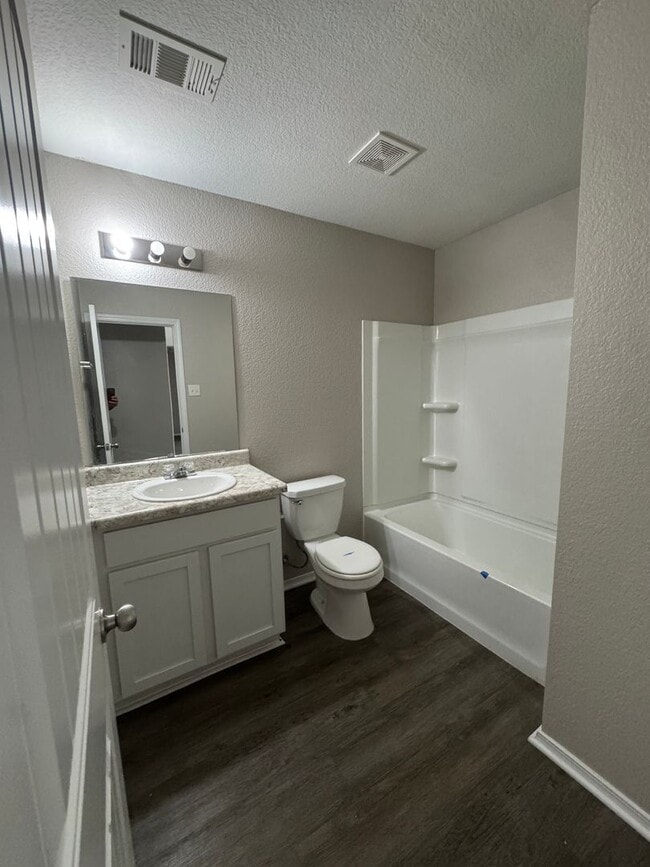 Building Photo - 4 bed / 2 bath Available Now!