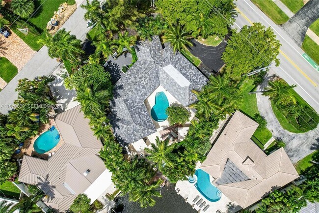 Building Photo - 2500 Bayview Dr