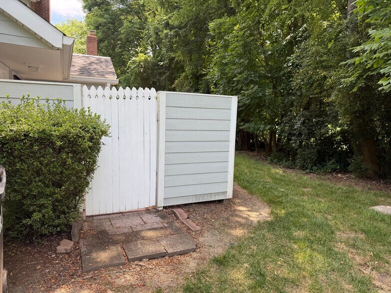 Building Photo - 9453 Kings Falls Dr
