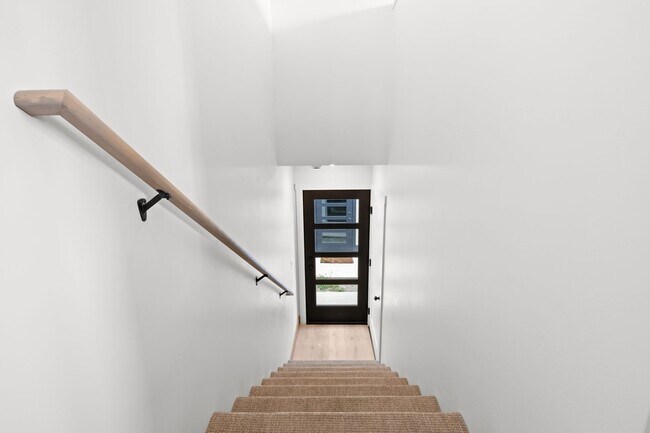 Building Photo - 865 9th St W