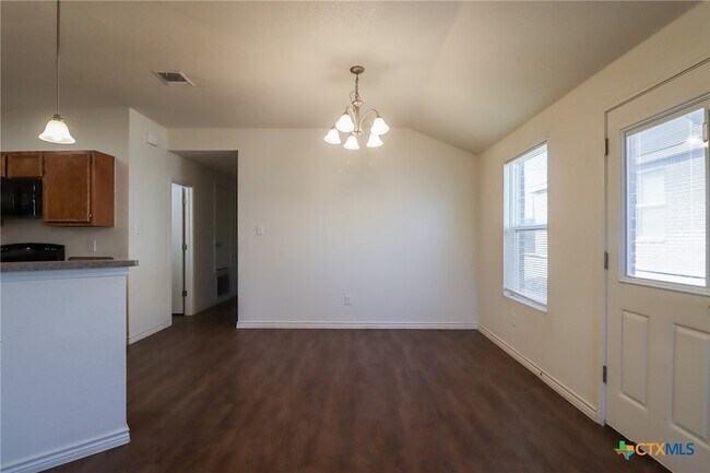 Building Photo - 909 Lasso Dr