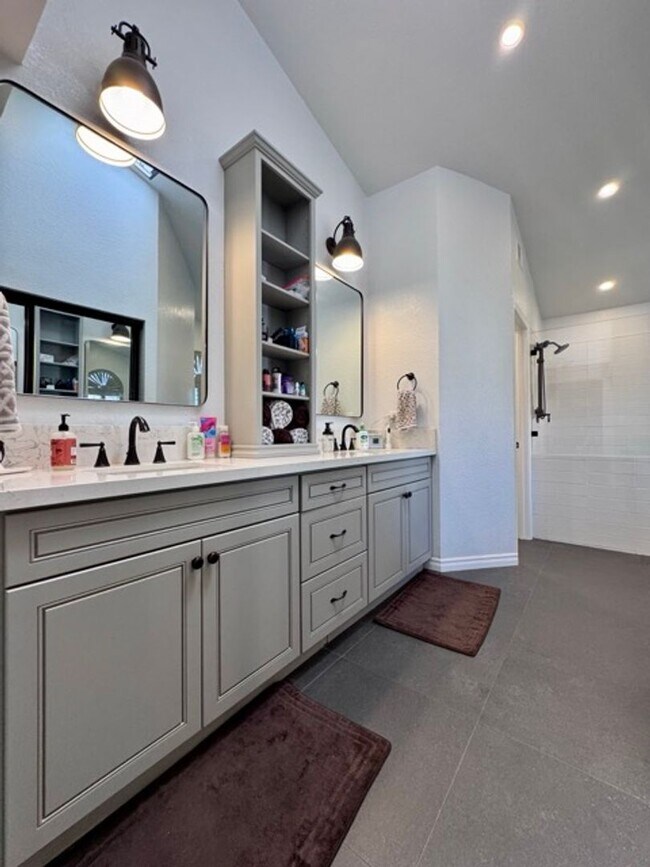 Building Photo - Beautiful 4 Bedroom Pool Home with Solar i...