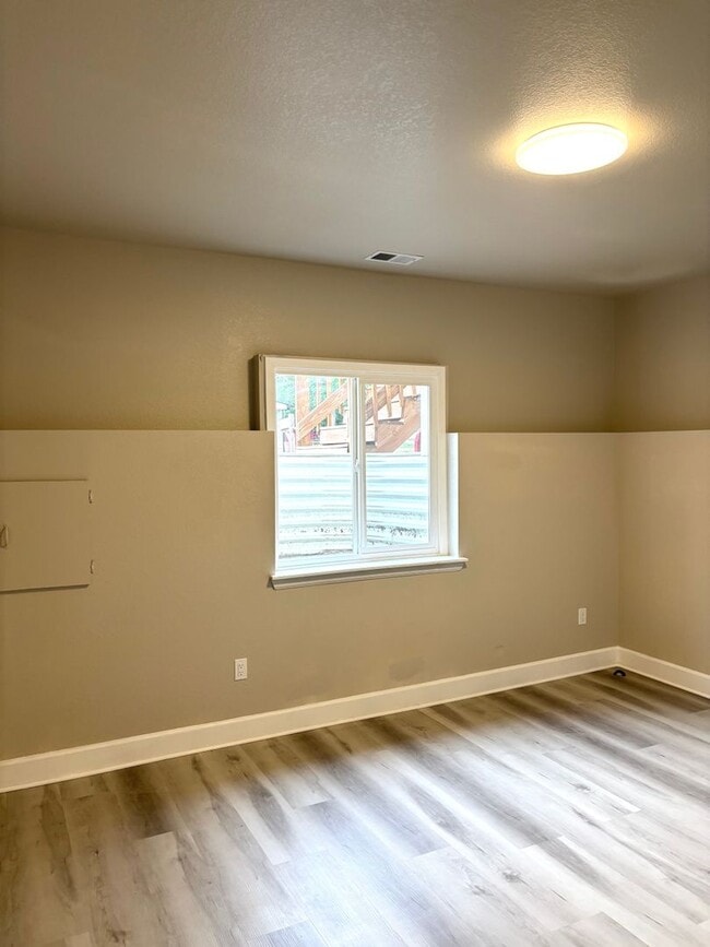 Building Photo - Stunning 4 bed 2 bath rental near Regis in...