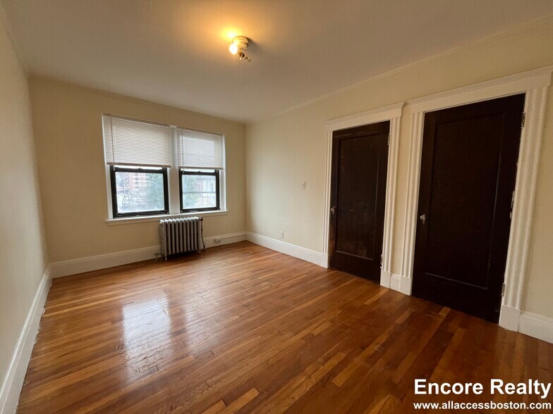 Building Photo - 349 Pleasant St