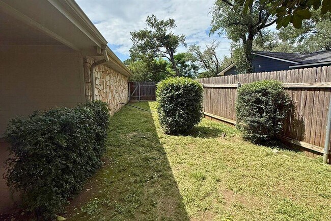 Building Photo - 9303 Robins Nest Ln