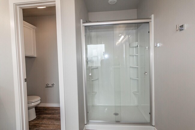 Building Photo - 2002 Kenwood Ave