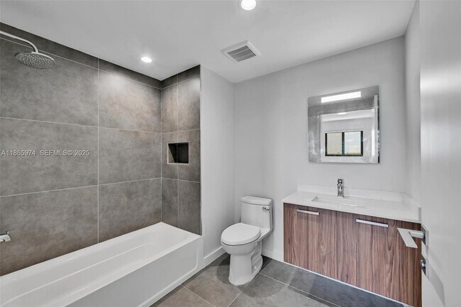 Building Photo - 840 NE 130th St