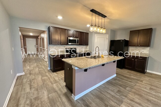 Building Photo - AVAILABLE NOW IN REDSTONE COMMONS