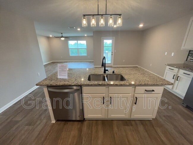 Building Photo - 5583 Guinevere Ln
