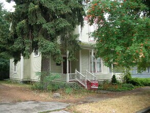 Building Photo - Fantastic South Side 3 Bedroom 2 Bath Home