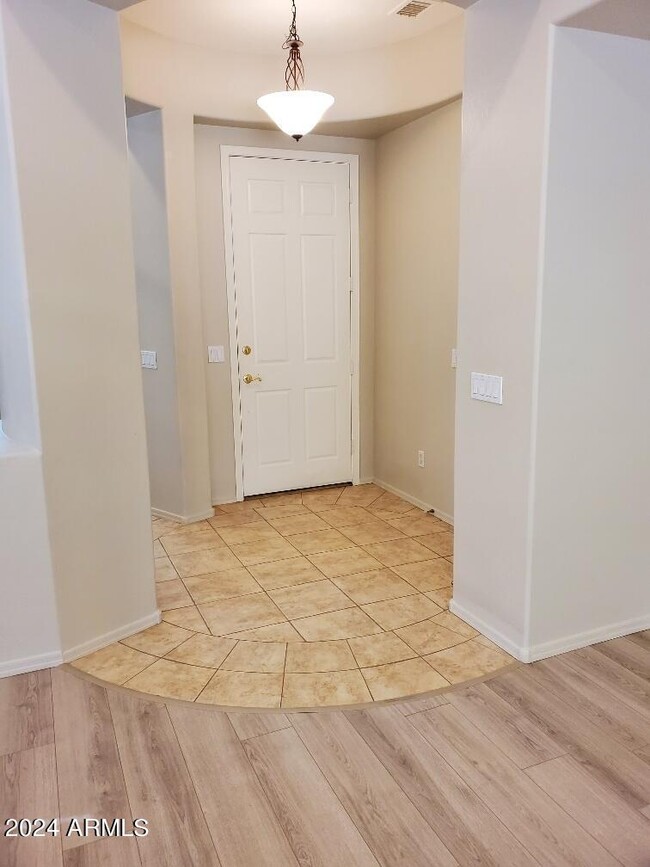 Building Photo - 1864 W Olive Way