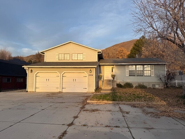 Primary Photo - Beautiful home with lots of parking and central air