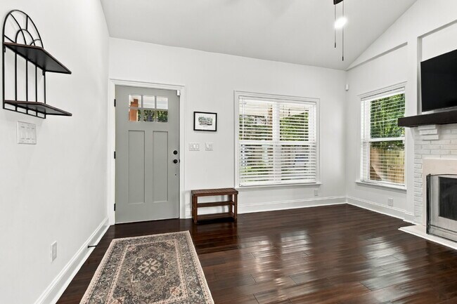 Building Photo - Updated Cottage 5 mins from Uptown Charlotte!