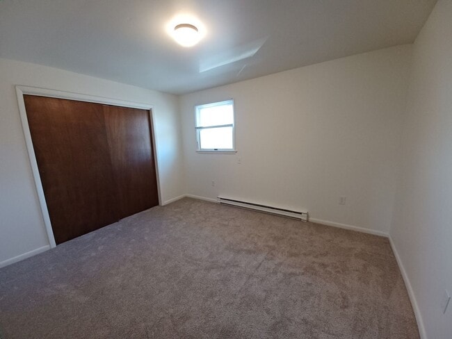 Building Photo - 2 Bedroom 1 Bathroom Apartment in Elizabethtown!