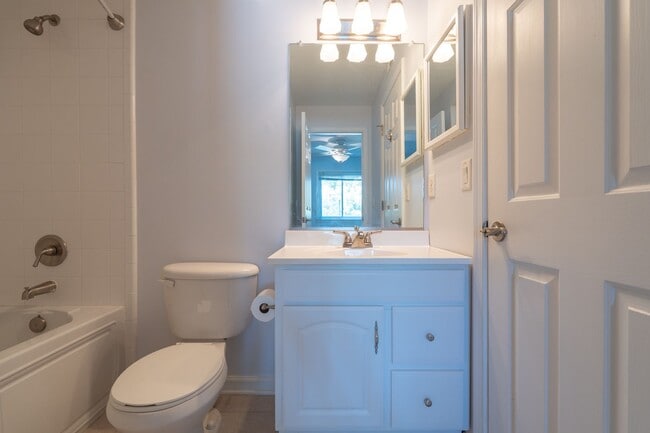 Building Photo - MOVE IN READY 2-bedroom in Virginia Beach!