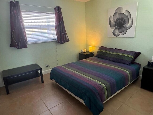 Building Photo - 2607 NE 8th Ave