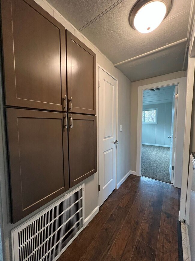 Building Photo - 2 bedroom 1 bathroom with  bonus room located in the Avenues